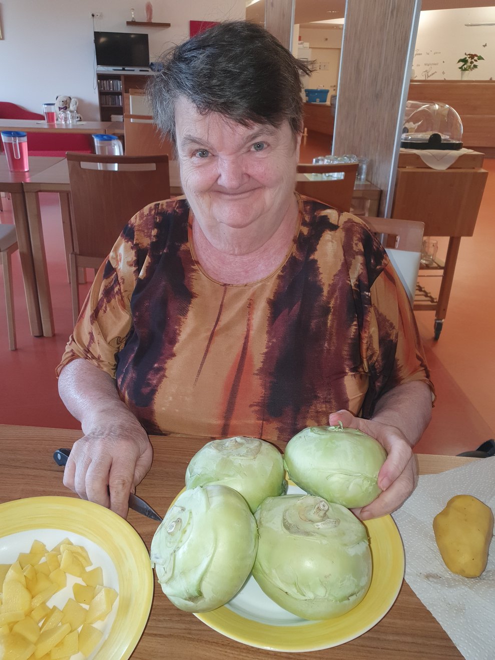 "In einer richtig "gesunden" Gemüsesuppe dürfen auch Kohlrabi nicht fehlen.", dessen ist sich Frau Stickelberger ganz sicher.