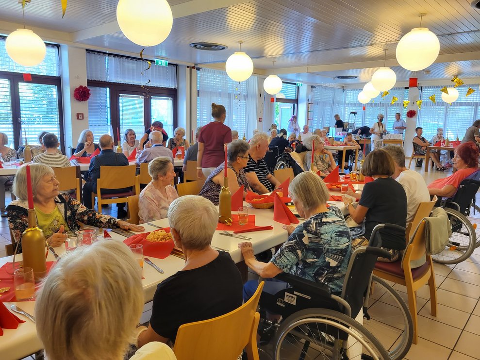 Unsere KüchenmitarbeiterInnen zauberten eine köstlich und erfrischende Melonenbowle. 