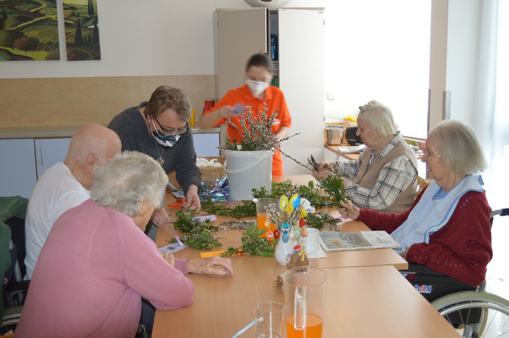 BewohnerInnen binden Palmbuschen.