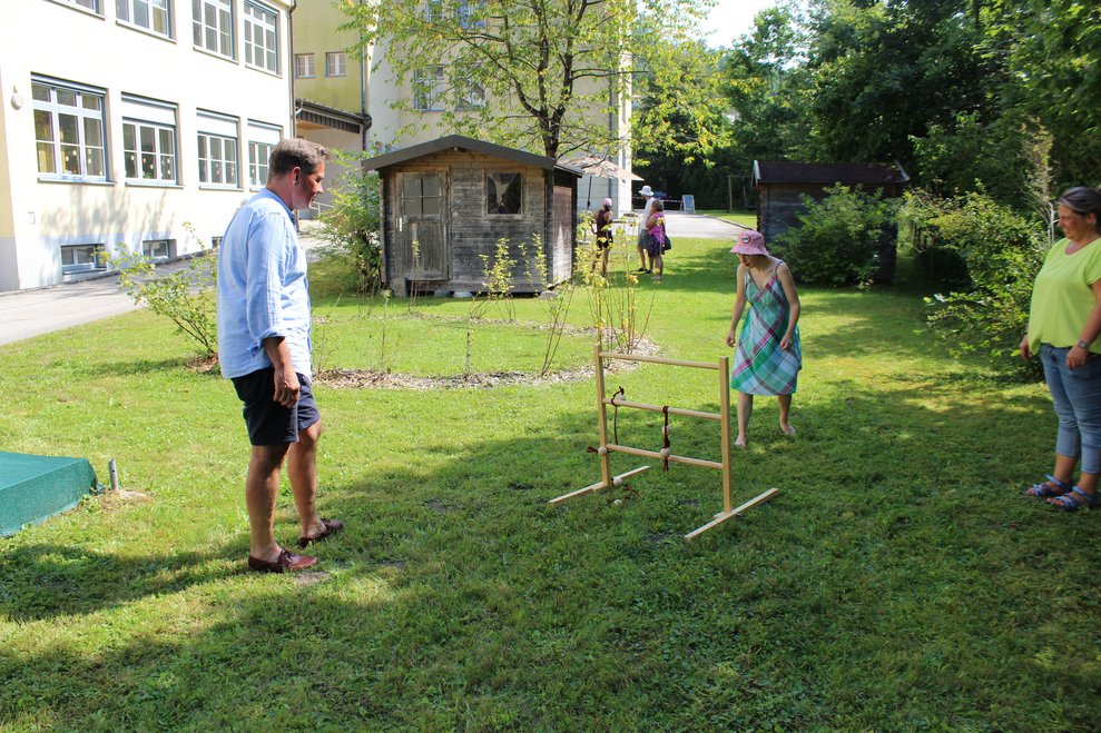 Bei einem Geschicklichkeitsspiel wird versucht die Leiter zu treffen
