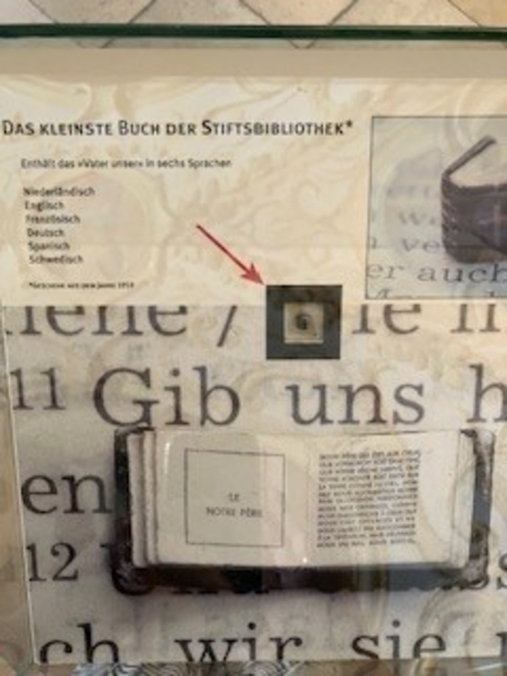 Die kleinste Heilige Schrift, die in der Stiftsbibliothek aufbewahrt wird ist nur wenige Zentimeter groß.