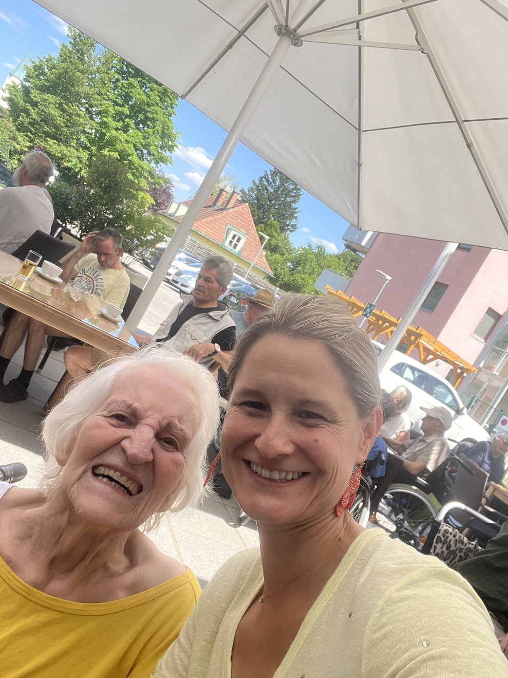 Bewohnerin mit Mitarbeiterin