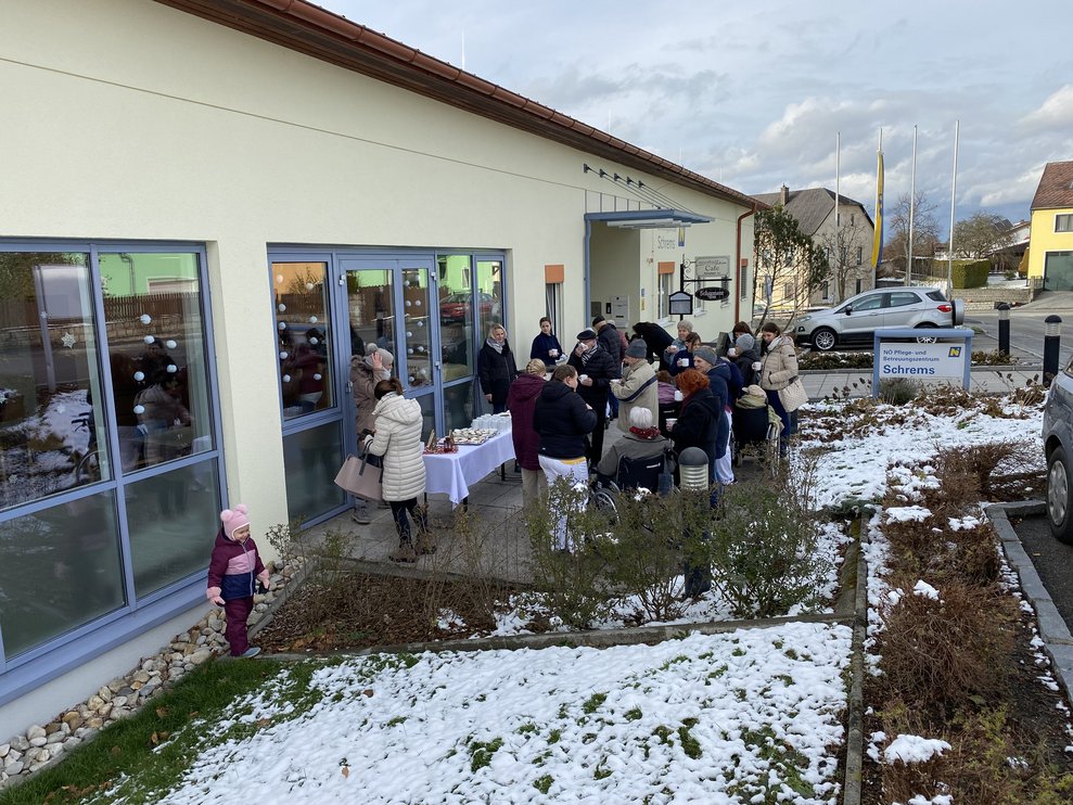 viele Besucherinnen und Besucher am Punschstand