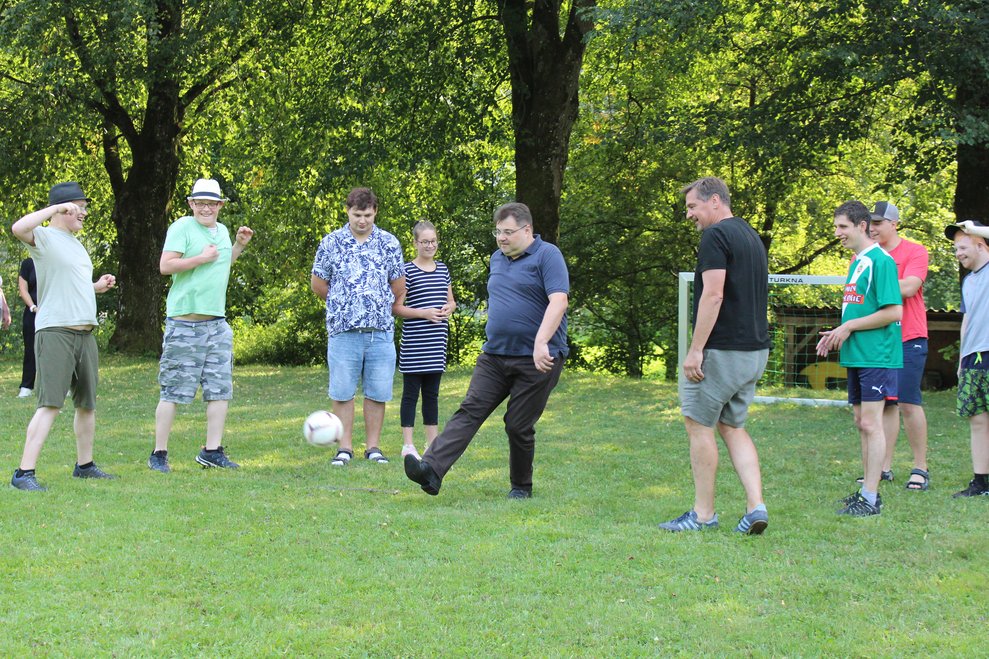 Eine Person spielt Fußball.
