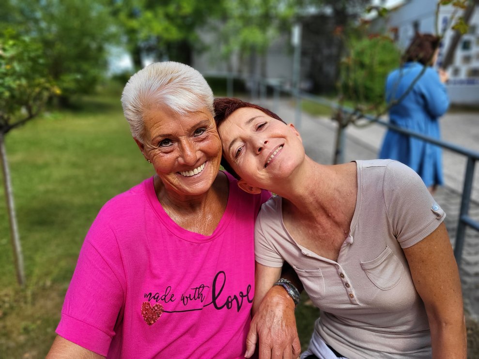 Ehrenamtliche Mitarbeiterinnen Gabi (links) mit Petra (rechts). 