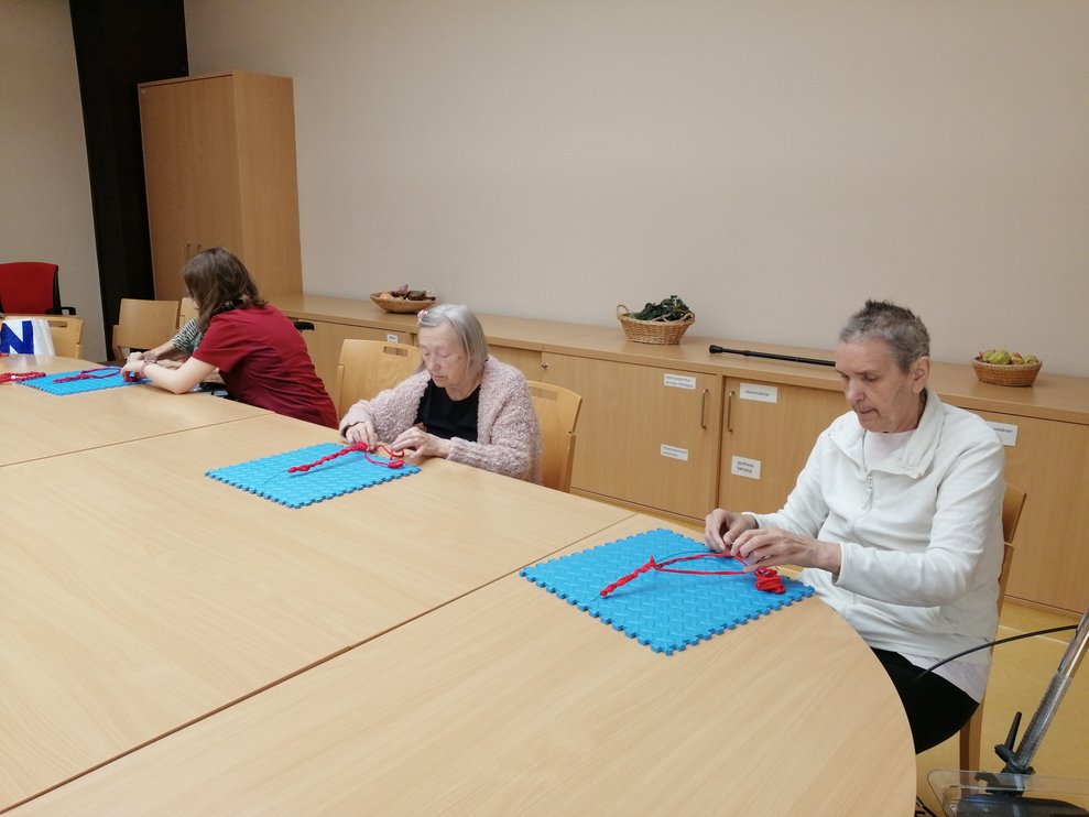 Alle hoch konzentriert bei der Knüpfarbeit.