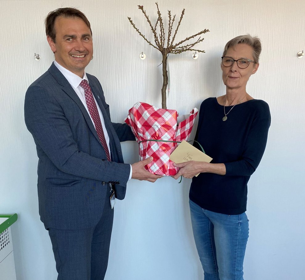 Mag. Ludwig Gold überreicht Ulli einen Baum.