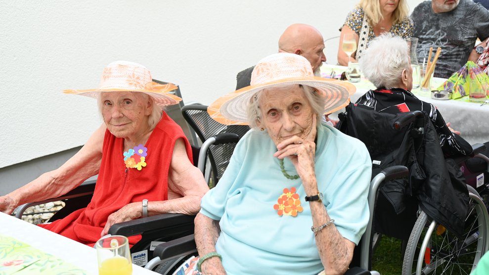 Unsere Bewohner genießen das Sommerfest.