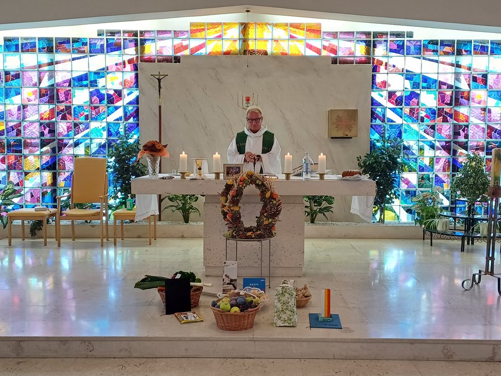 Pfarrer in der Kirche beim Altar