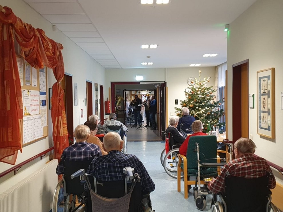BewohnerInnen sitzen vor den Musikanten.