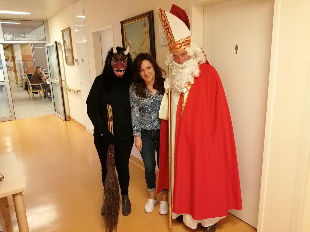 Mitarbeiterin mit Nikolo und Krampus