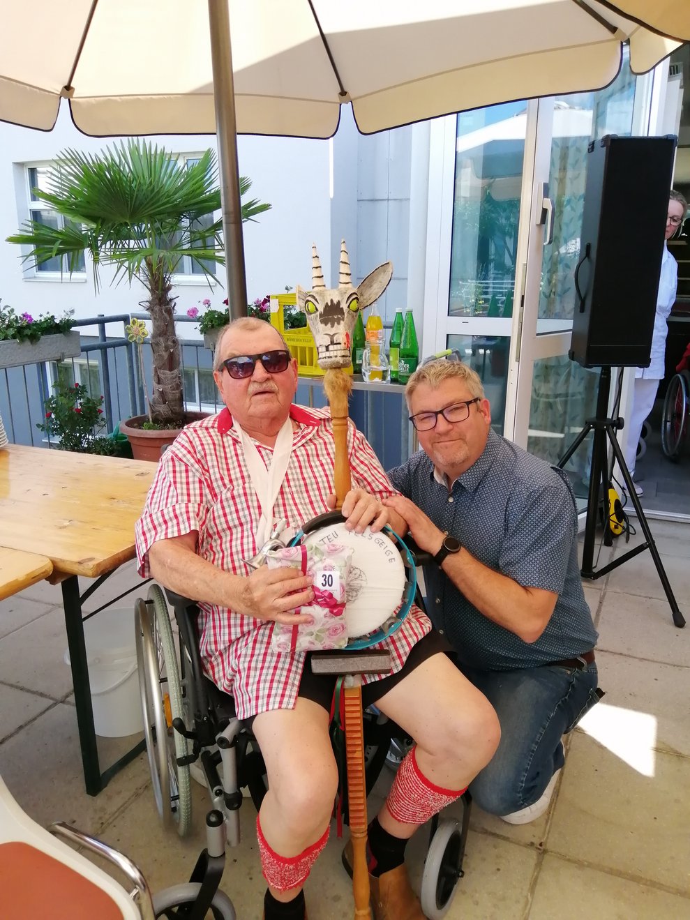 Pflegedirektor mit Bewohner