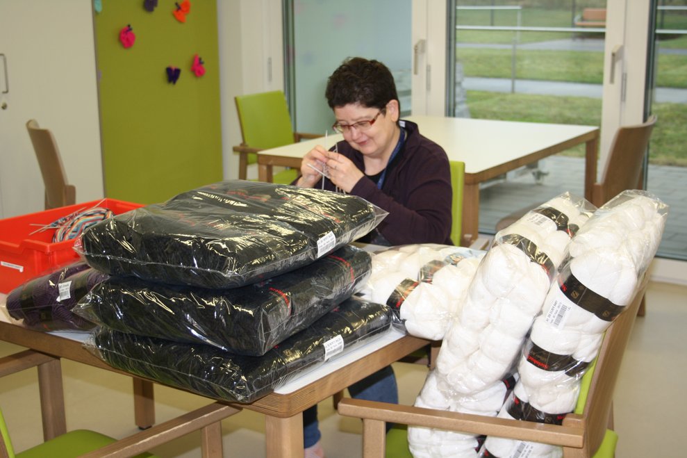 Bewohnerin strickt
