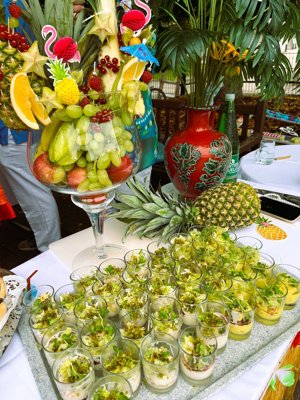Aufstriche in Gläsern und frische Obst
