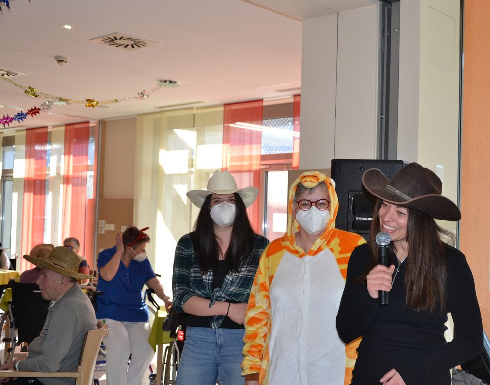 Begrüßung durch Direktorin Wandaller Maria und PBL Wingelhofer Andrea.