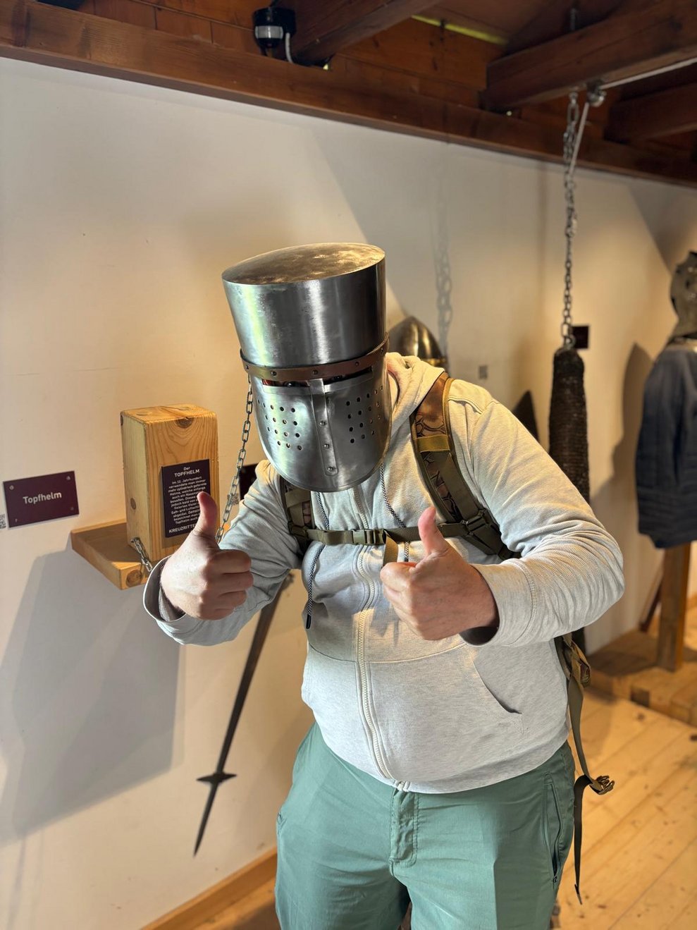 Ein Kollege durfte den Topfhelm aufsetzen.