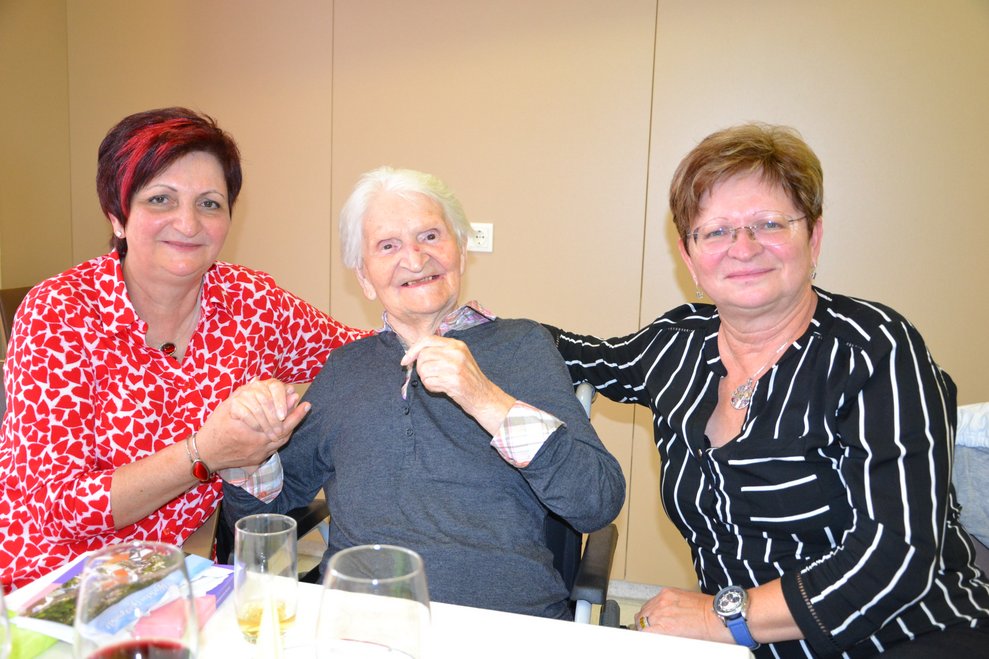 Frau Sabelko feierte ihren 98. Geburtstag mit ihren Töchtern.