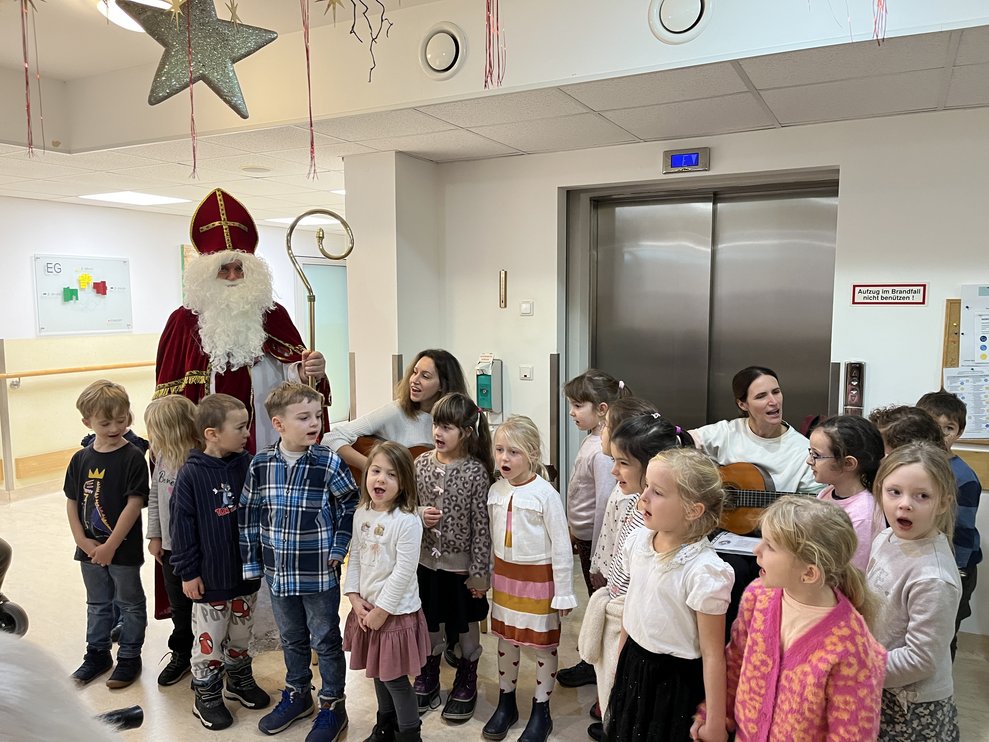 Nikolo mit Kindergartenkindern
