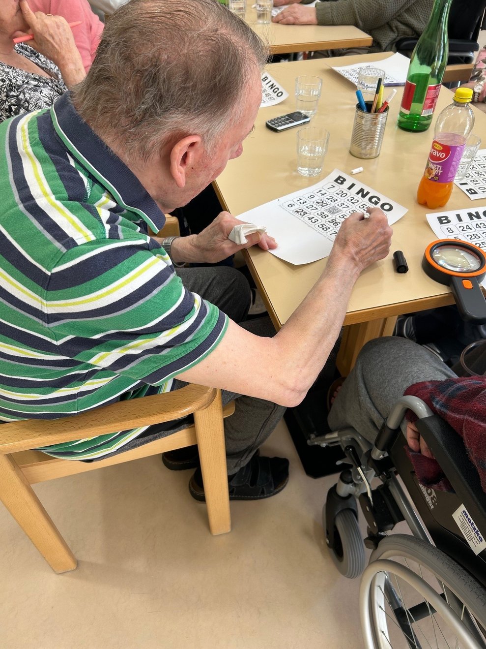 Bewohner beim Bingo spielen