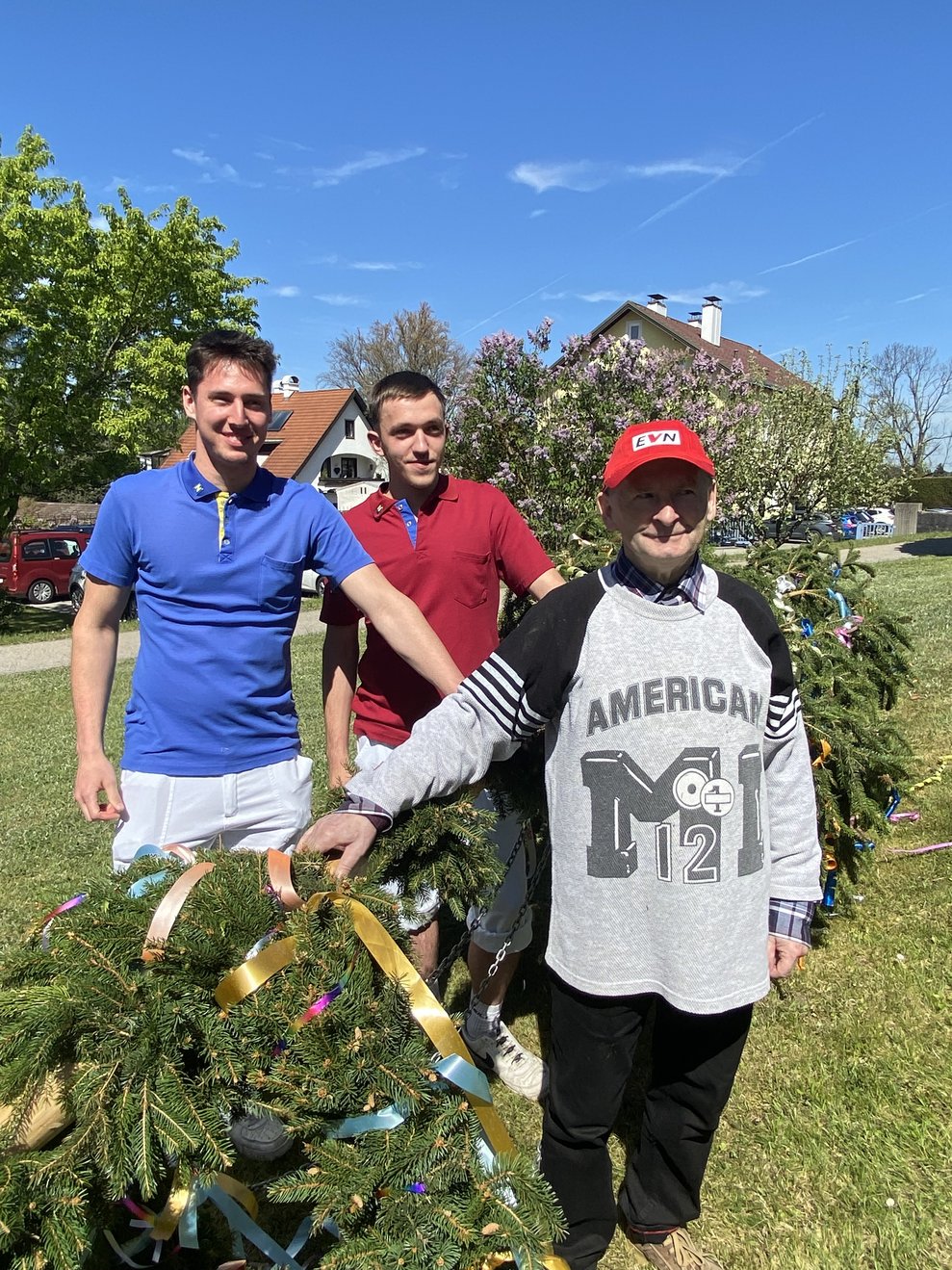 Zivildiener Michael und Sebastian mit Bewohner Ossi helfen beim Aufstellen