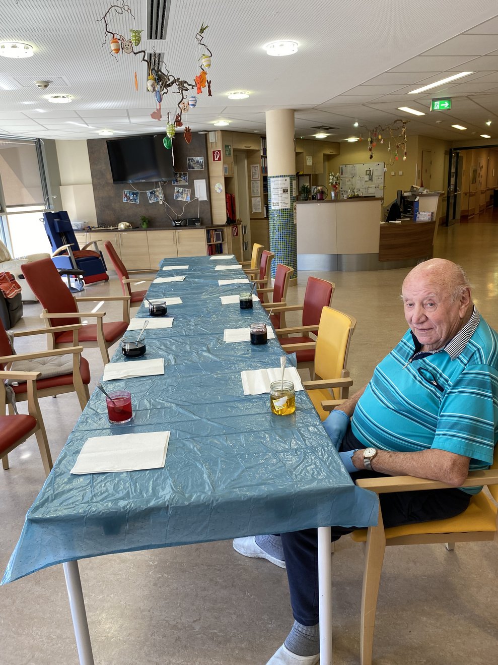 Herr Jungherr ist bereit zum Osterier Färben.