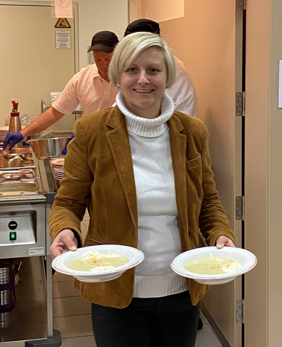 Direktorin Bettina serviert die Suppe.