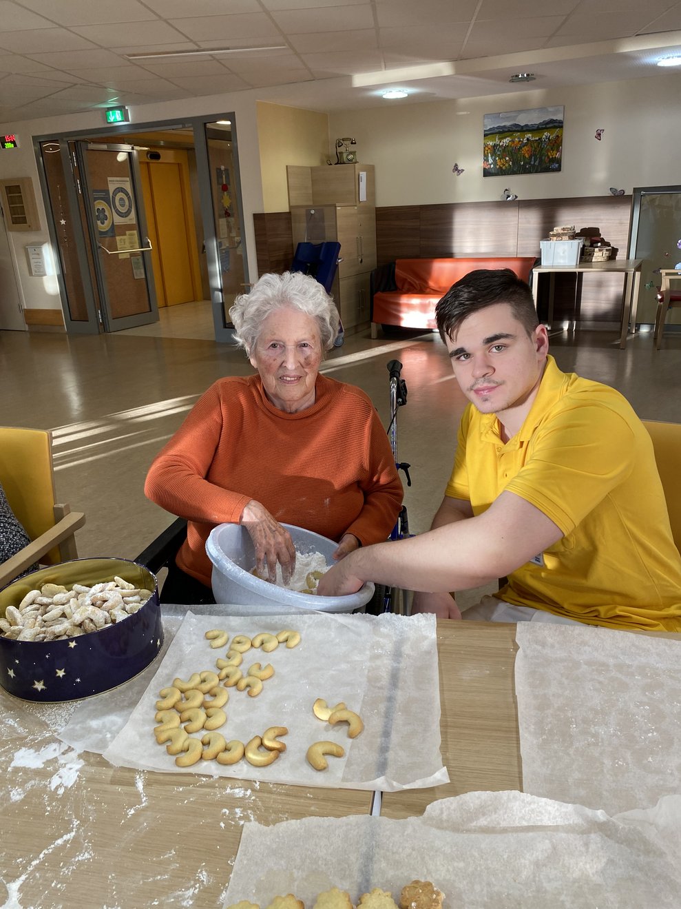 Zivi Rafael und Frau Apfelthaler machen die Vanillekipferl fertig.