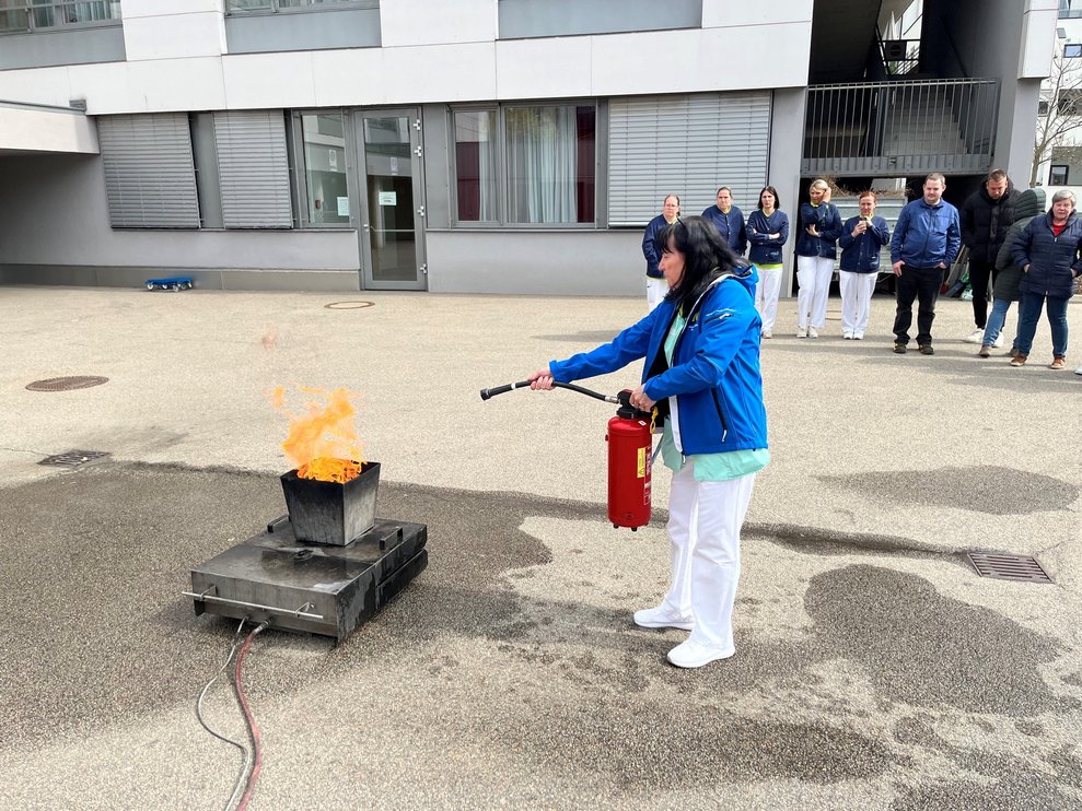 Mitarbeiterin Tamara Weiss übte mit dem Feuerlöscher. 