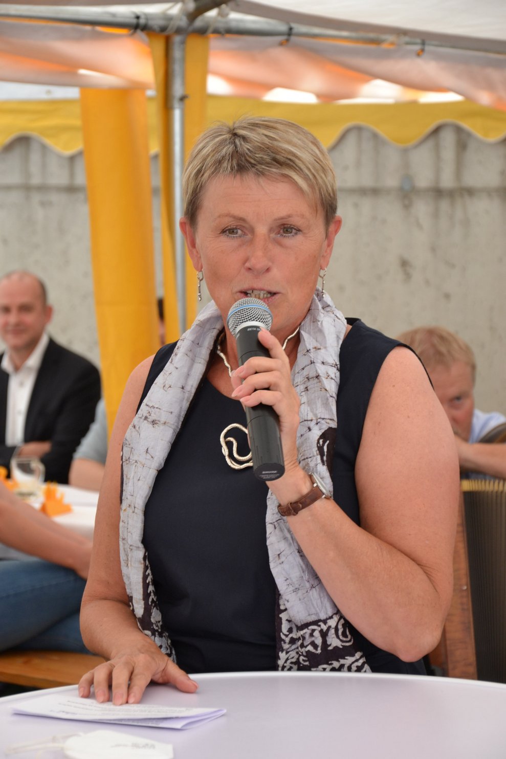 Eine Frau spricht ins Mikrofon.