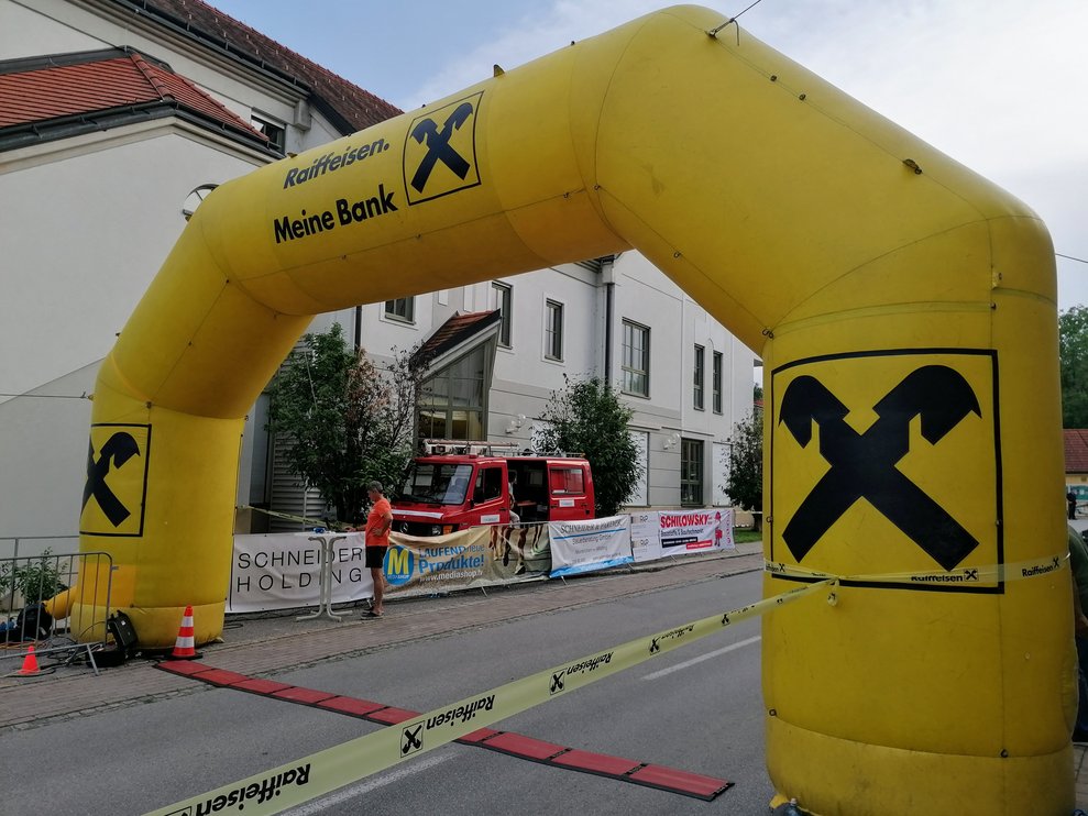 Der Start- und Zielbogen bei der Raika Neunkirchen.
