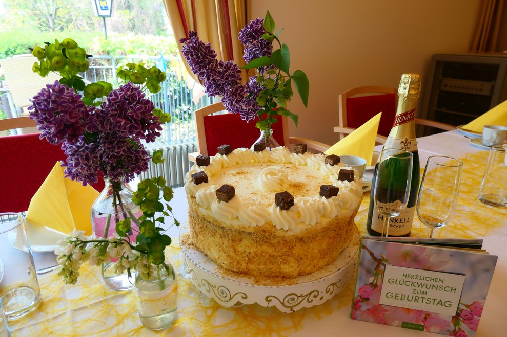 Torte, Sekt und Blumen.