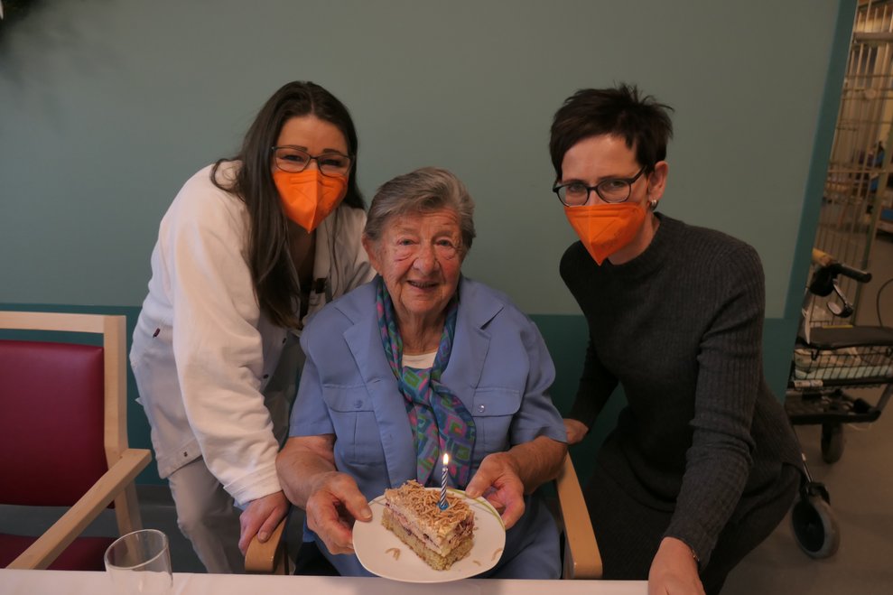 Drei Frauen mit Torte