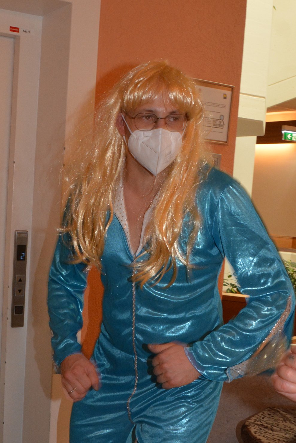 Küchenleiter Clemens im ABBA Style.