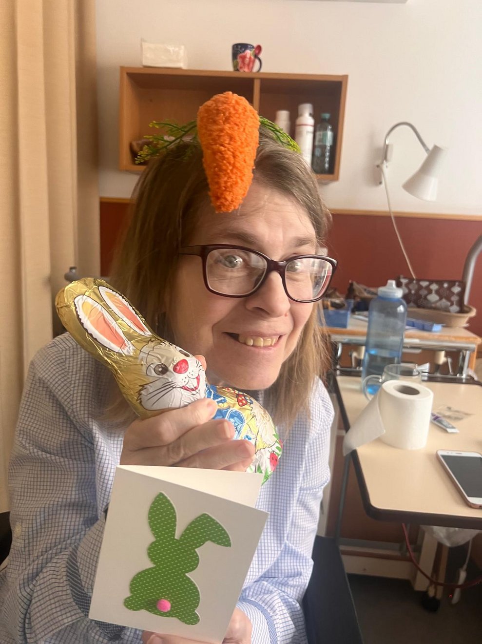 Frau mit Schokohasen