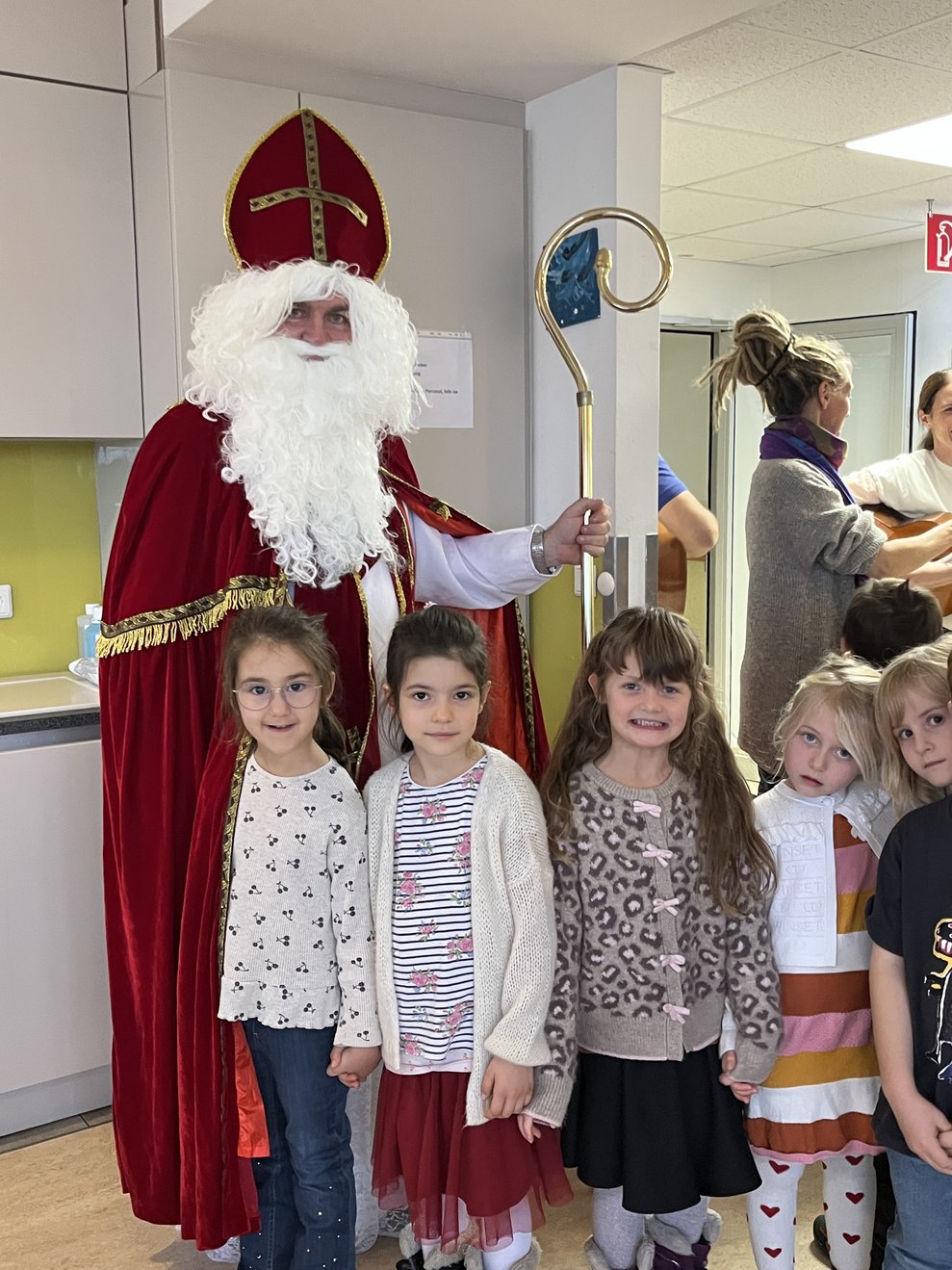 Nikolo mit Kindergartenkindern