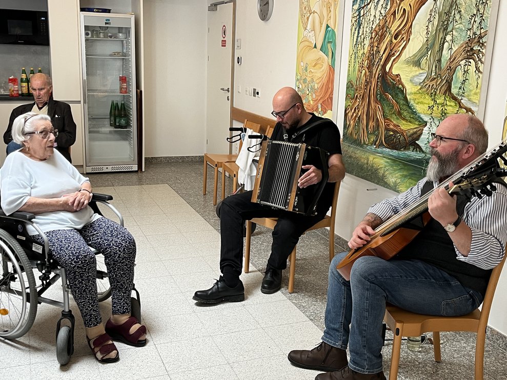 Zwei Musiker mit Bewohnerin