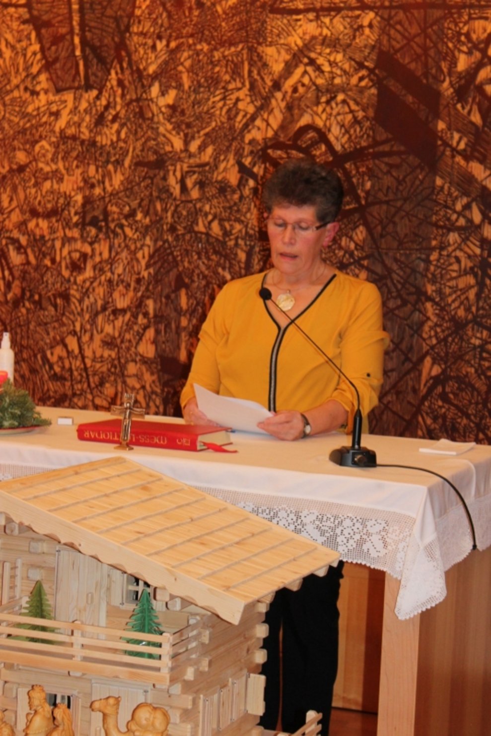 Eine Frau steht in der Kapelle.