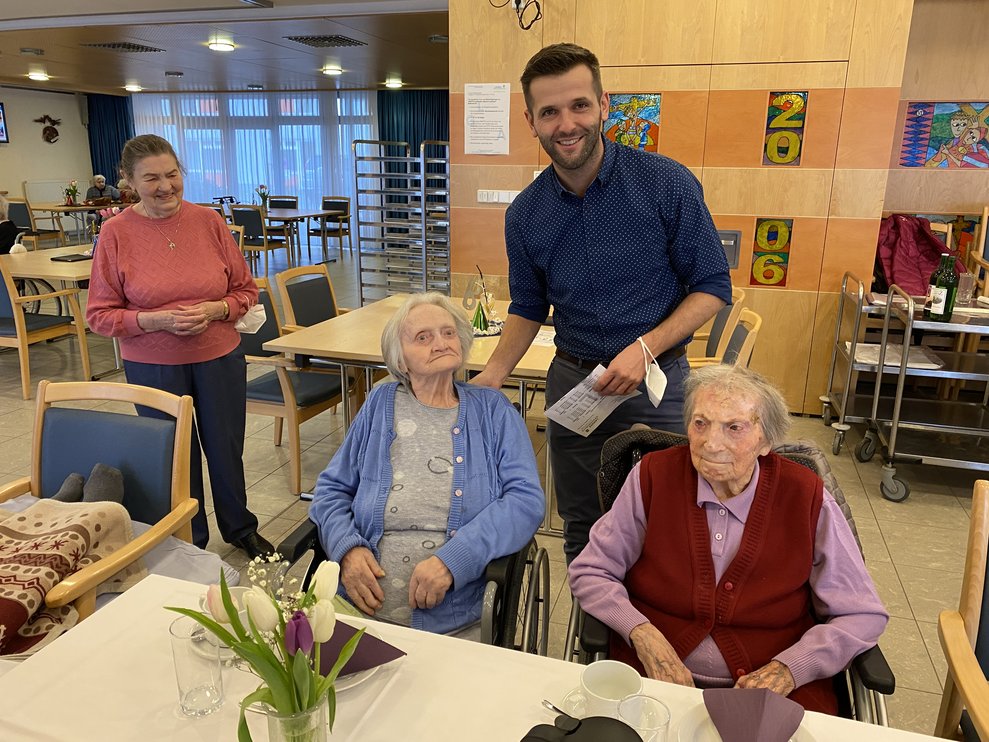 Jubilar mit Direktor des PBZ Zistersdorf