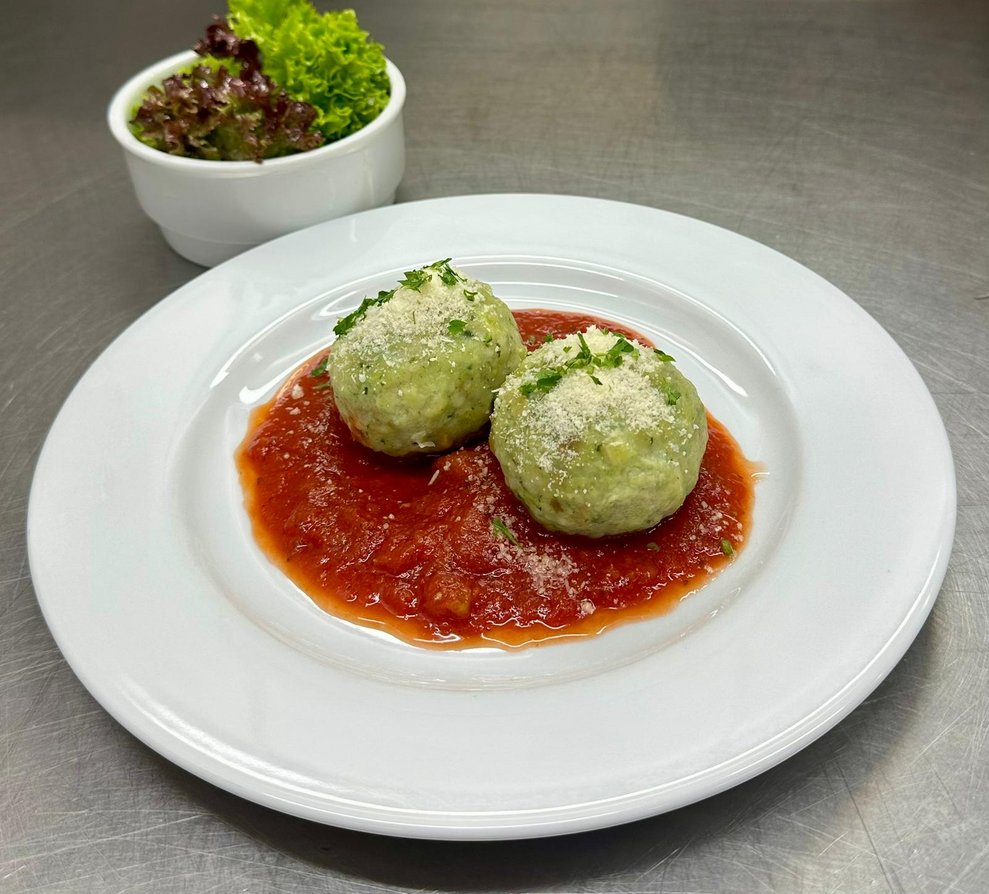 Kräuter Mozzarellaknödel mit Tomatenragout und Salat