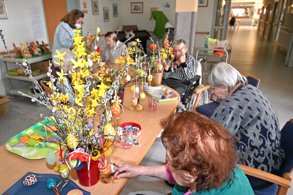BewohnerInnen dekorieren Ostersträuche.
