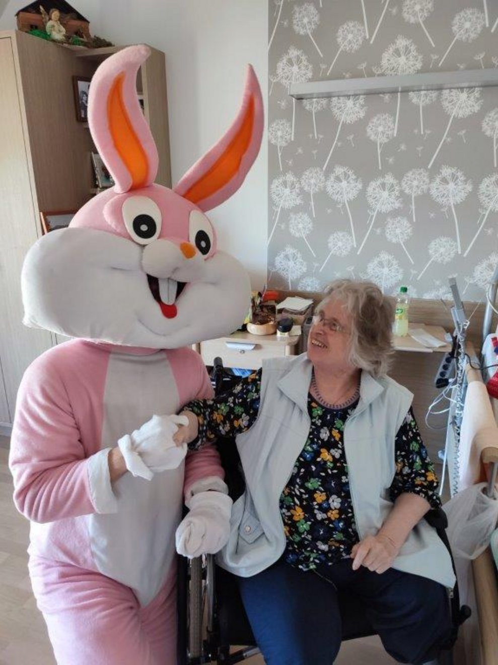 Bewohnerin mit Osterhase