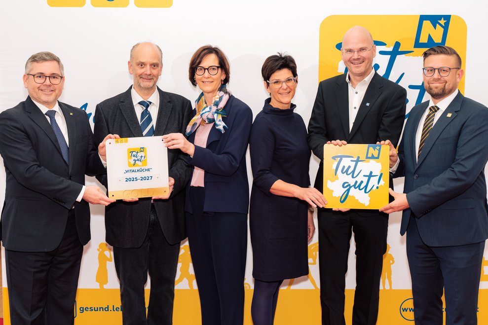 Gruppenbild mit der Auszeichnung auf der Bühne.