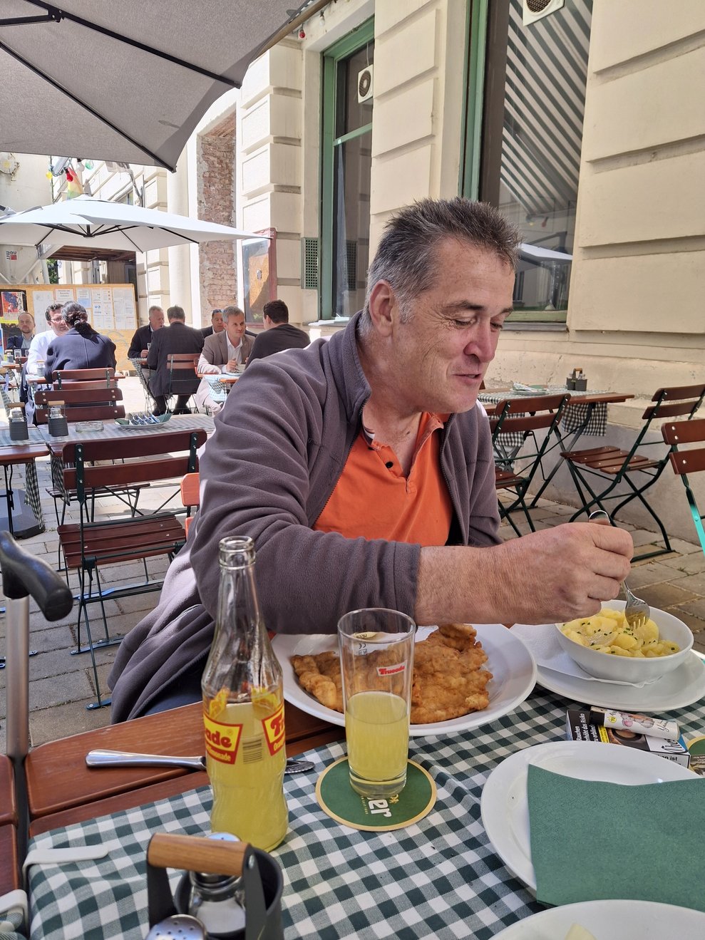 ein Mann beim Essen eines Schnitzels