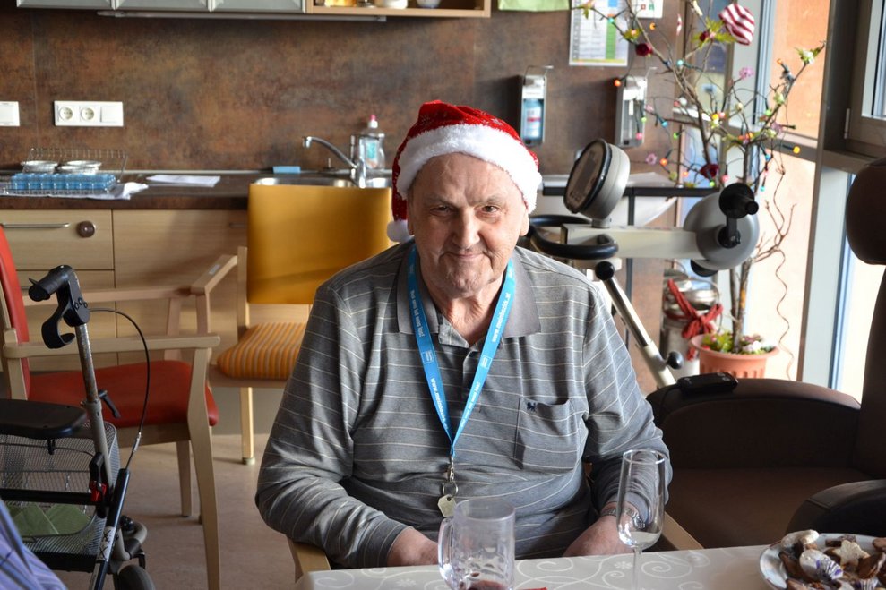 Ein Bewohner mit Weihnachtsmütze.