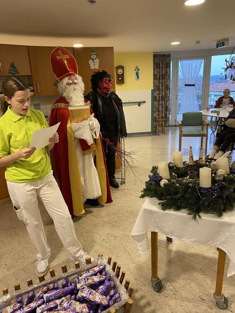 Geschichten zum Nikolaus werden vorgetragen