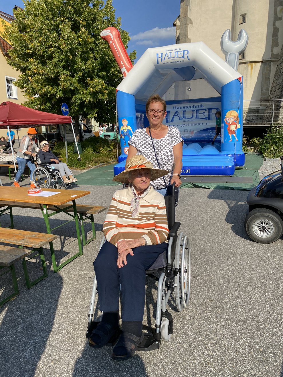 Fr. Gratzl kommt mit ihrer ehrenamtlichen Besuchsdame Traudi.