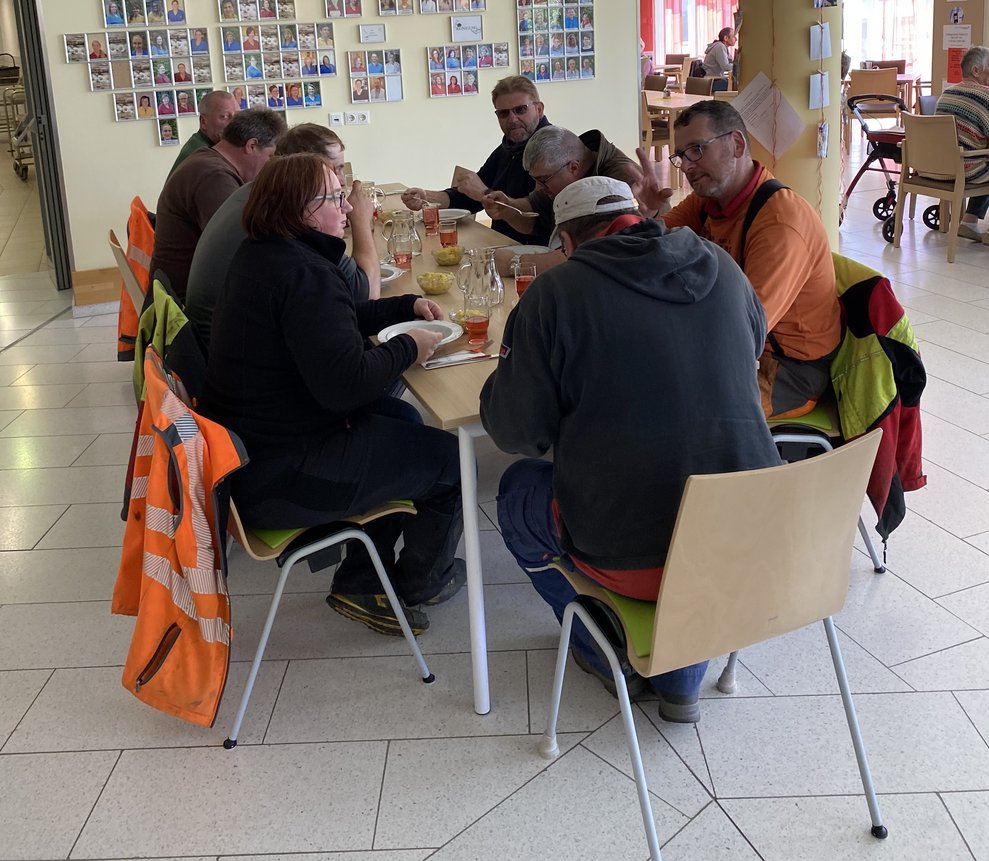 Die Bauhofmitarbeiter werden natürlich als Dankeschön zum Essen eingeladen.