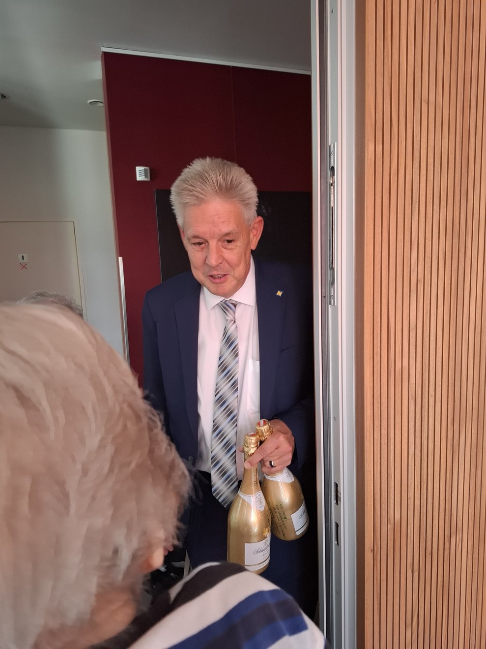 Plötzlich ein energisches Klopfen an der Tür. Wer kann das sein? 