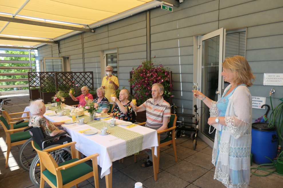 Die gesamte Festgesellschaft.