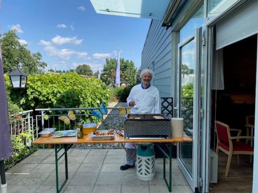 Der Küchenleiter beim Grill.